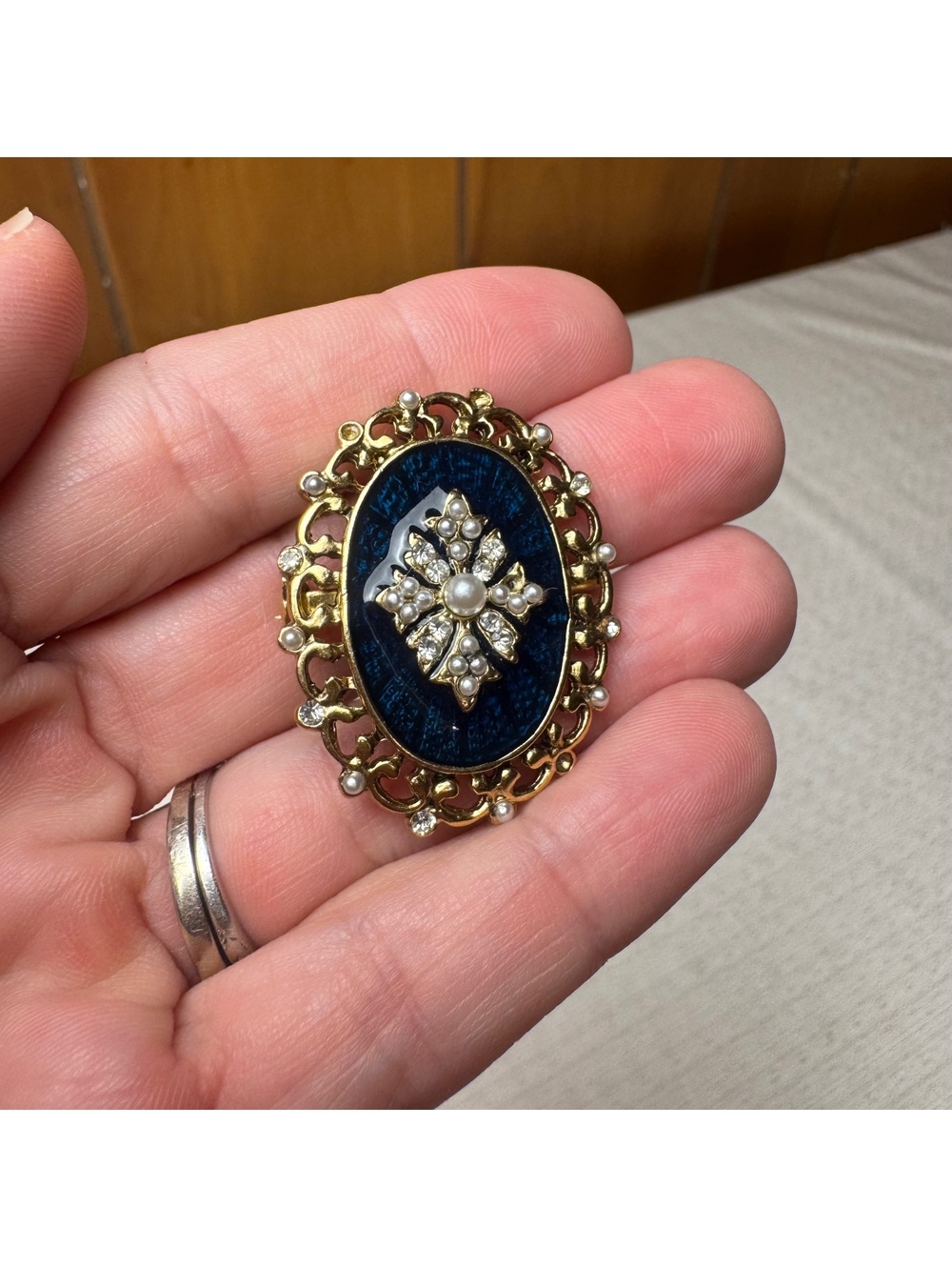 Vintage Blue Cameo Style Brooch Faux Pearl Rhinestone Gold Tone Pin - Picture 3 of 7